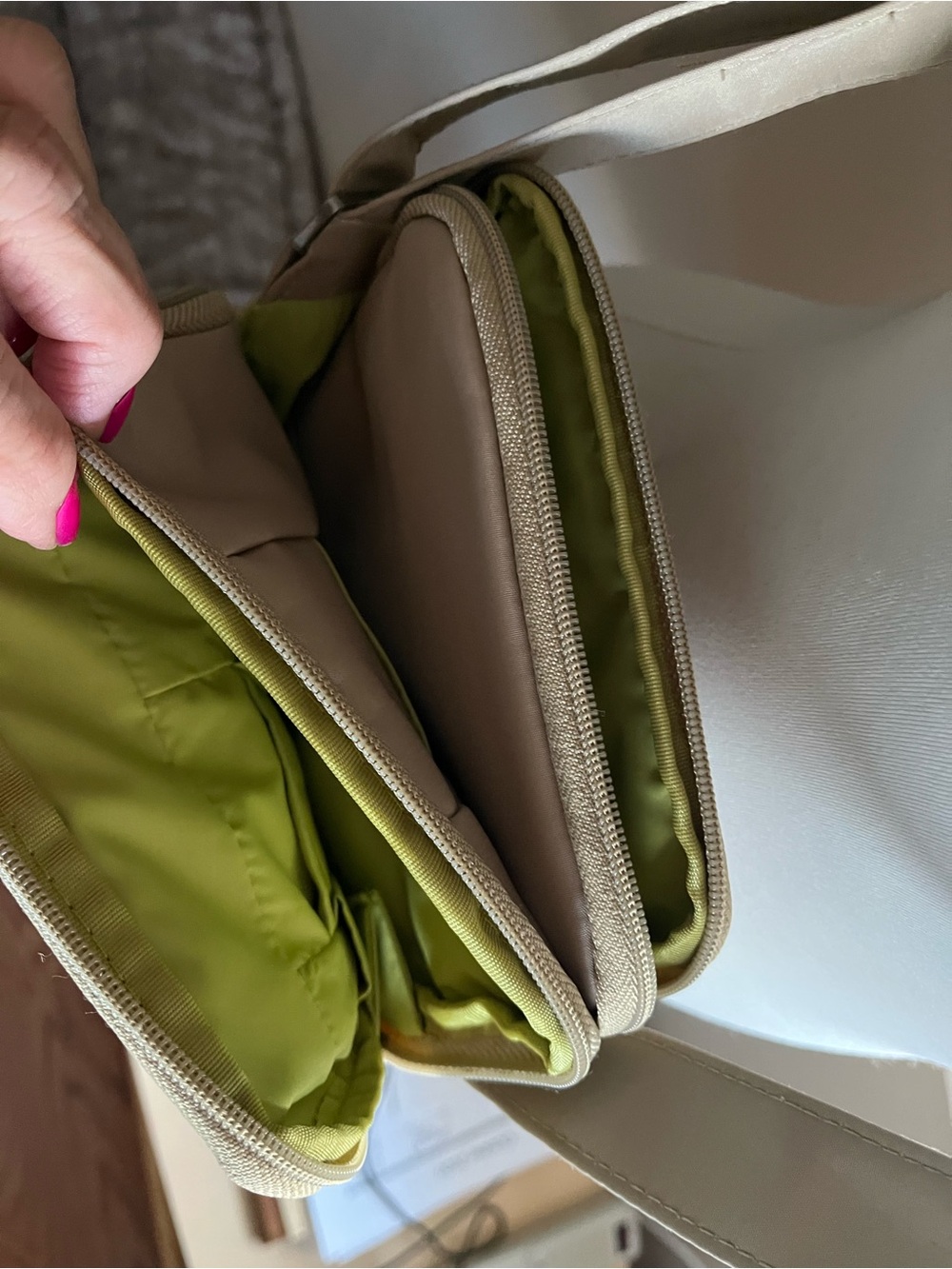 Travelon Taupe Men’ or Women’s Crossbody Messenger Bag - Picture 3 of 4